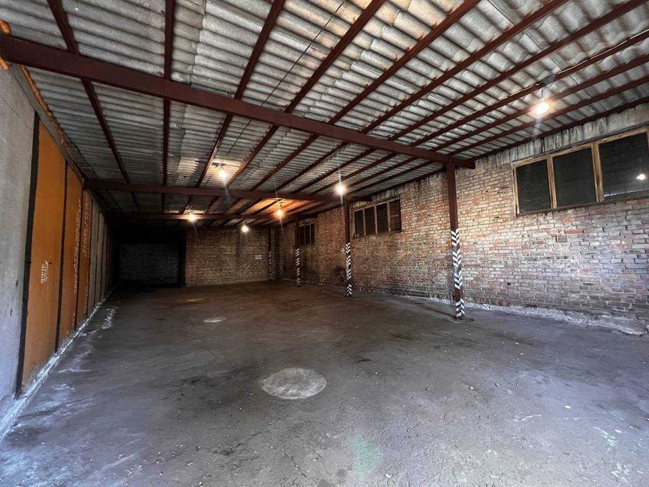 Здається в оренду ряд складських приміщень в районі Літака