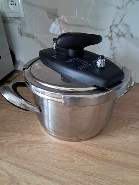 Używany szybkowar Maibach 5 litrowy.