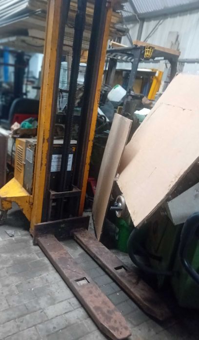 Stacker eléctrico elevação 3500mm. Para aproveitamento de peças.