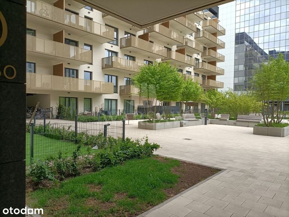 Redutowa: zupełnie nowe studio z balkonem