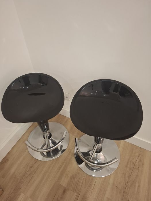 Bancos altos pretos e cromados