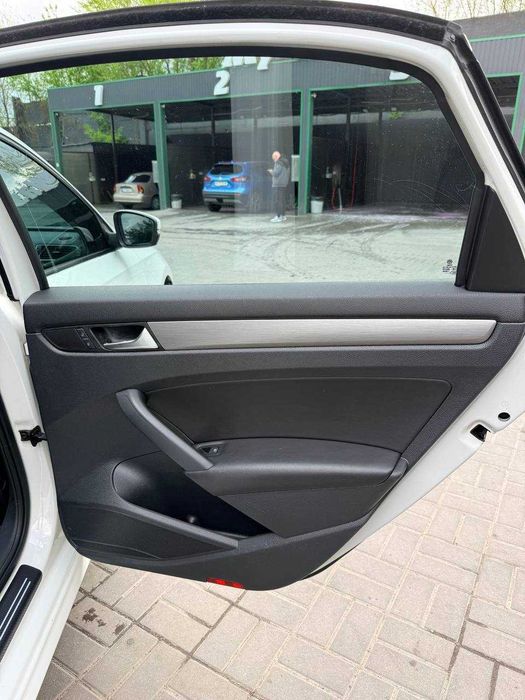 Продам Volkswagen Passat 2014 року SE
