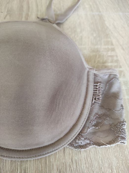 Biustonosz beżowy z koronką Triumph
