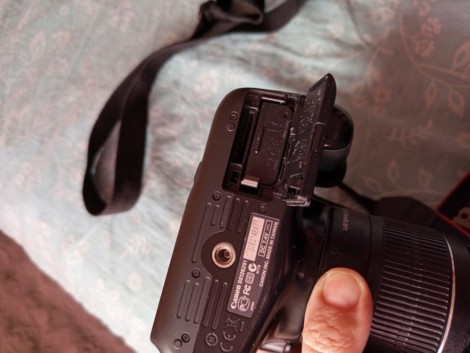 Фотоапарат профессиональной сьемки.   Cannon с чехлом