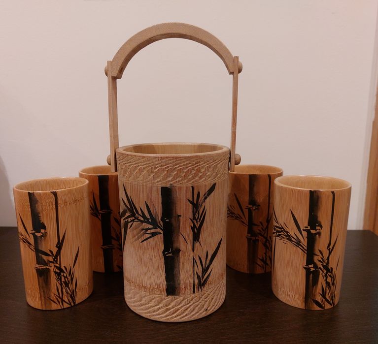 Copos e balde de gelo em bambu
