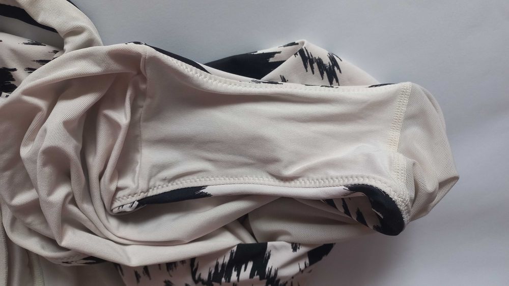 Суцільний купальник чорно білий 50 52 розмір