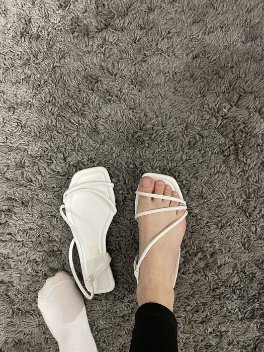 Босоніжки нові білі