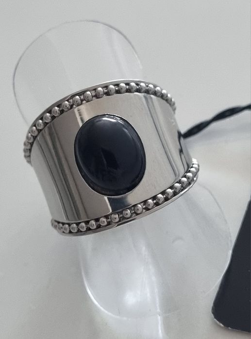 Anel prateado, em aço  com pedra preta oval. Ajustável