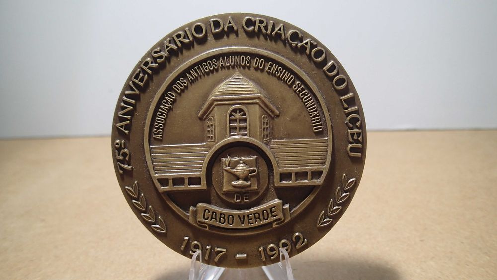 Medalha em bronze 75º Aniversário do Liceu de Cabo Verde