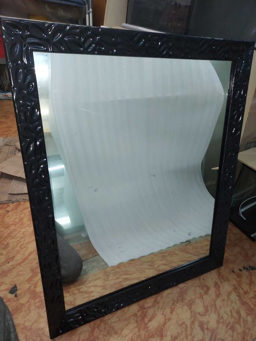 Зеркало в багетной раме.