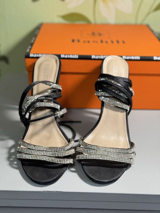 Жіночі босоніжки на підборах, 38 розмір.