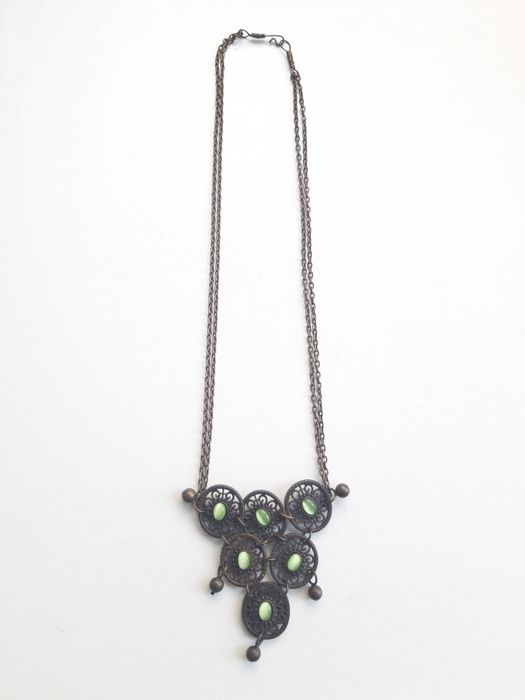 Colár étnico com pedras de cor verde