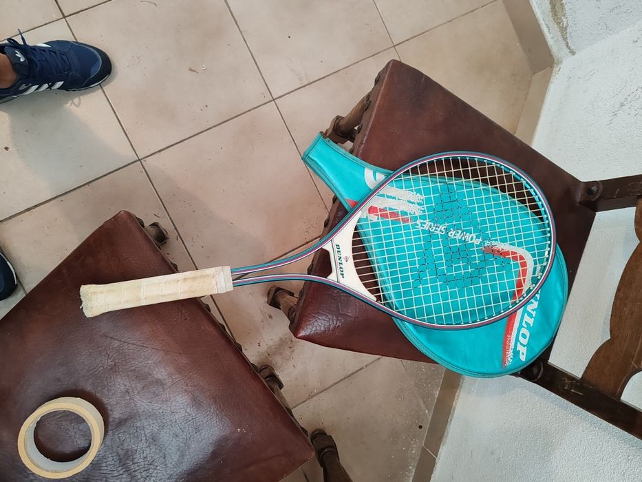 Raquete de tênis Dunlop com 20 anos