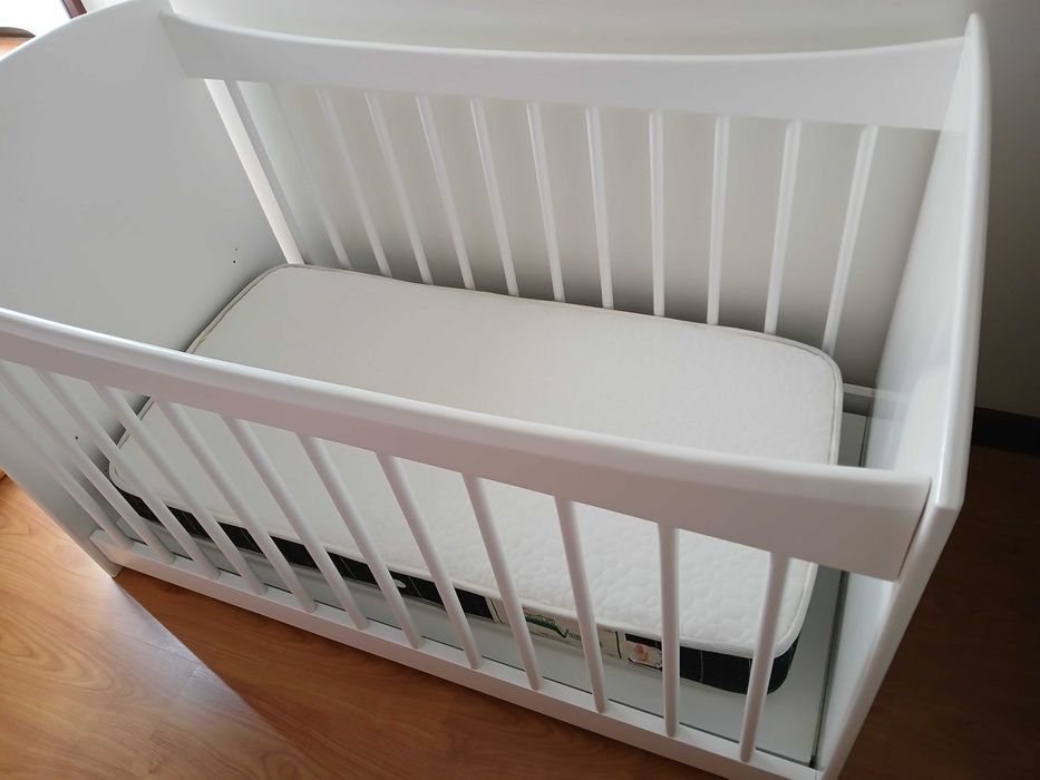 Cama bebé , madeira lacada branco