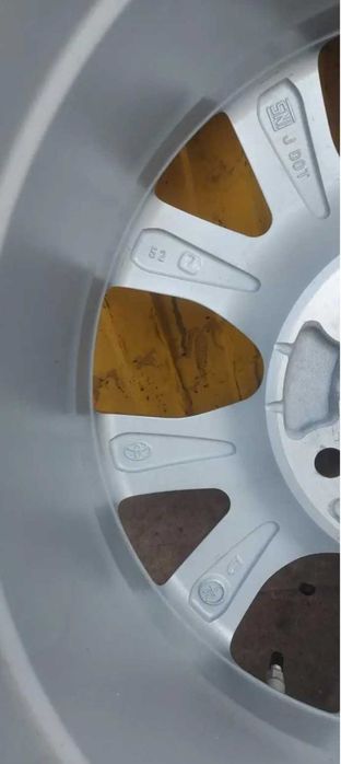 диски на Tesla та Toyota