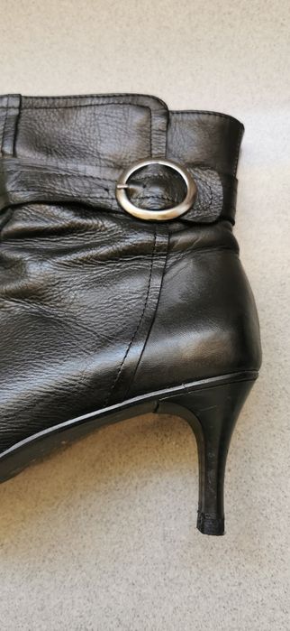 Botins pretos em pele