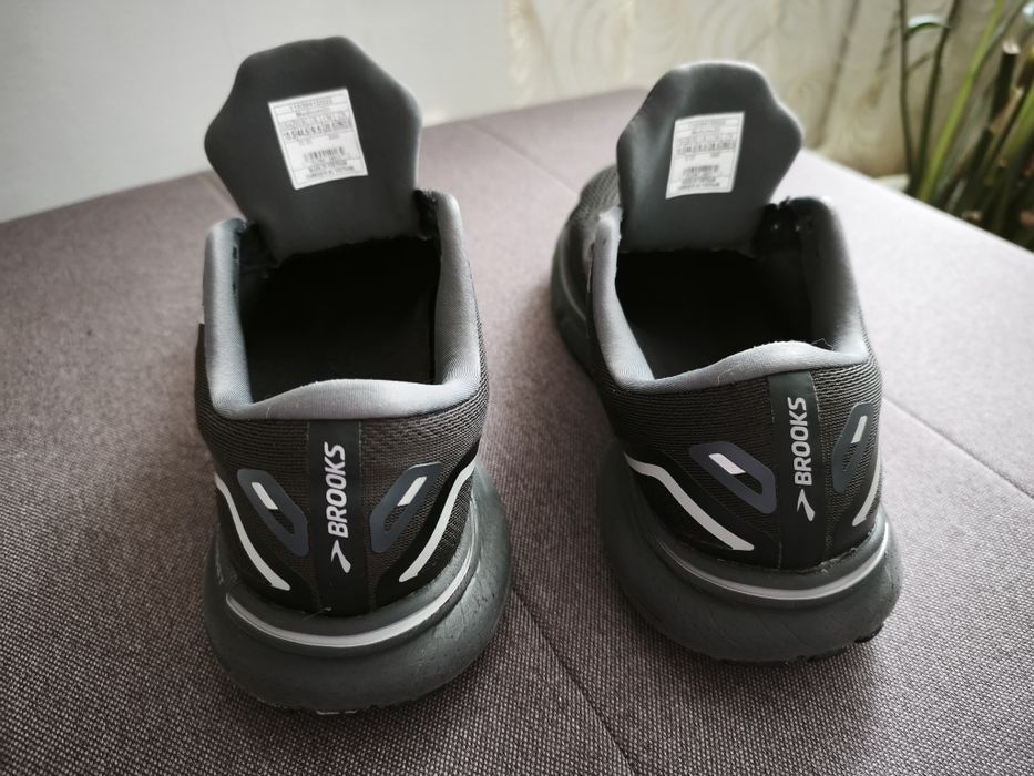 Чоловічі кросівки для бігу Brooks GTS 15.