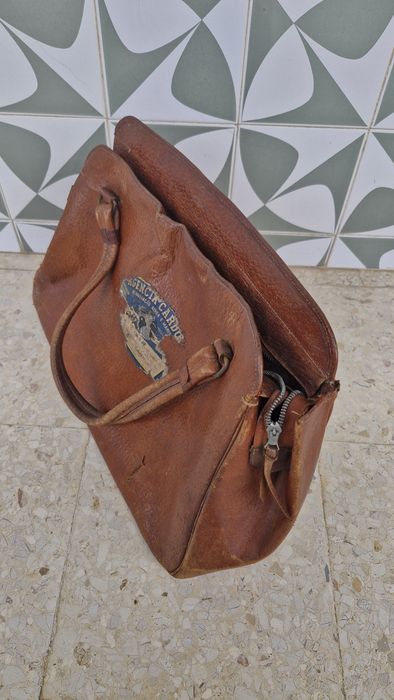 Mala de pele com autocolantes de viagem