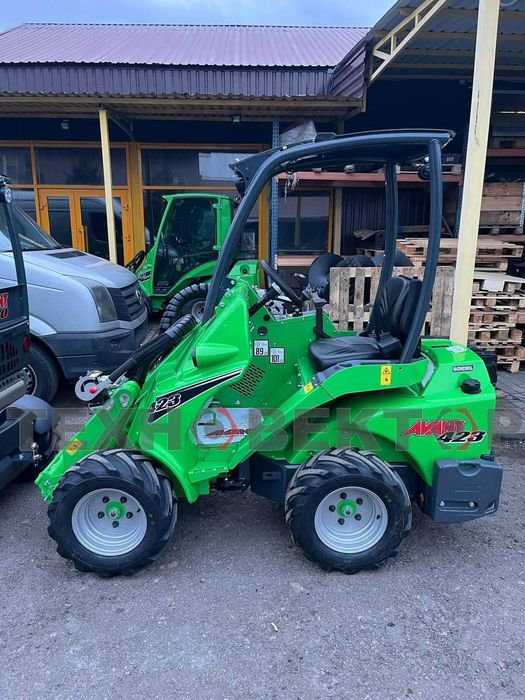 Навантажувач трактор Avant 423 для комунальних задач