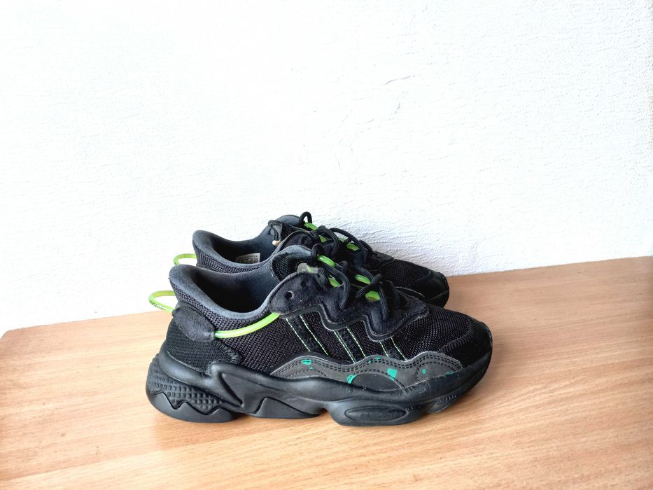 Класні кросівки Adidas ozweego 35,5 р. устілка 22,5 см.