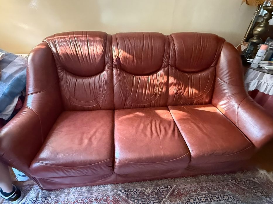 Conjunto Poltrona em pele, mais sofá em pele