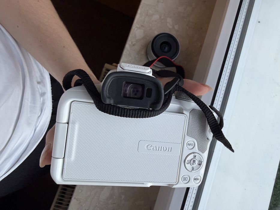 Canon eos r50 bialy