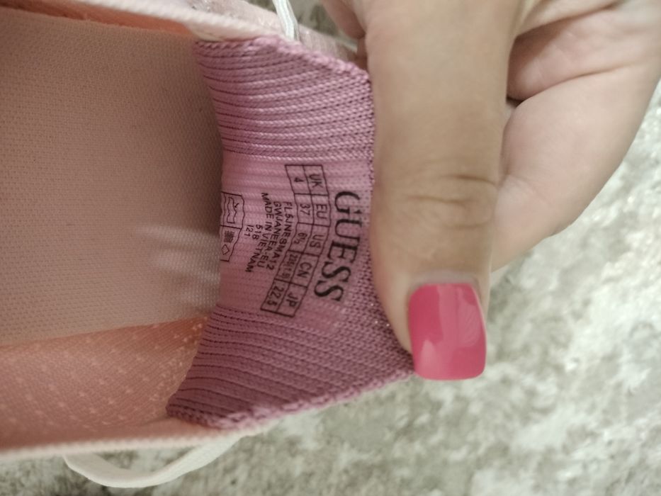 Продам кросівки guess