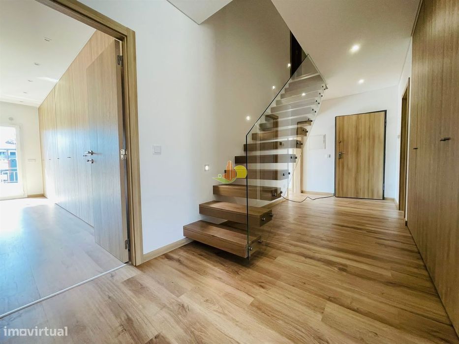 T3+2 Duplex com terraço privativo — Tavarede, Coimbra