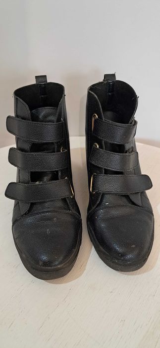 Czarne sneakersy na koturnie – r. 38 – botki na rzepy