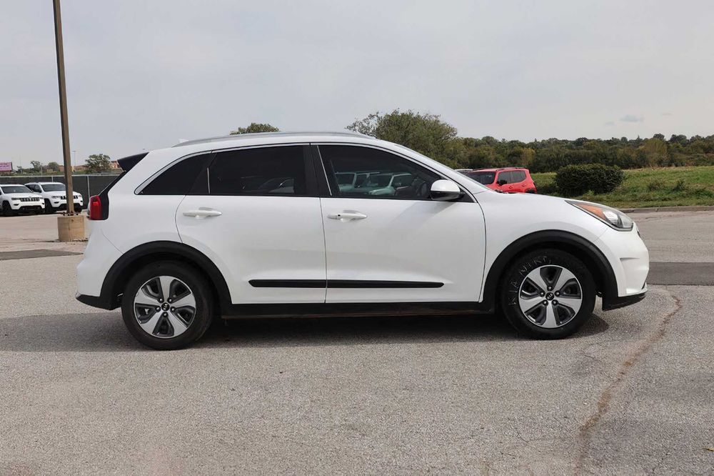 Kia Niro LX      2018