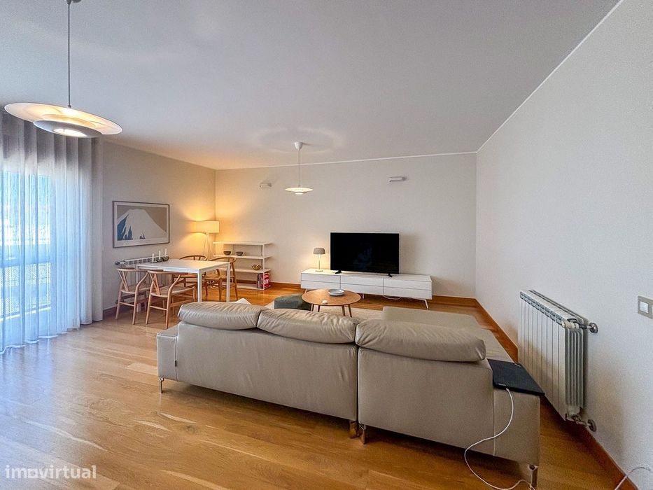 Apartamento T2 mobilado com garagem e elevador para arrendar no centro
