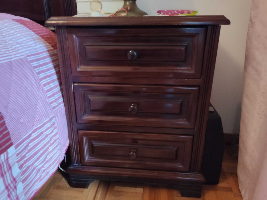 Cama de casal com mesas de cabeceira