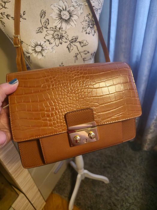 Torebka Stradivarius ze skórzanym paskiem