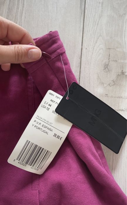 Saia com etiqueta da Mango