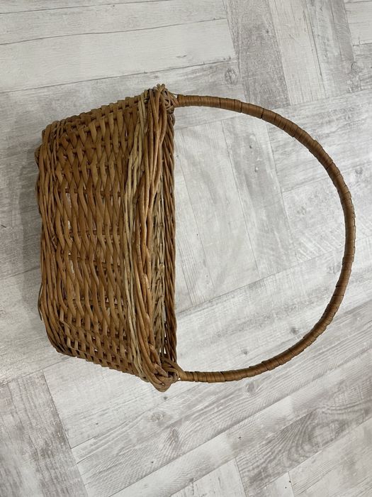 Корзина плетена з ручкою.