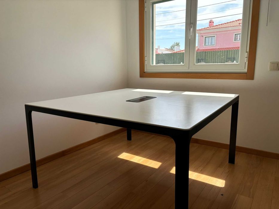 Mesa de escritório Ikea Bekant - 140x140cm