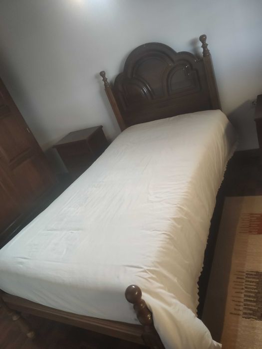 Roupeiro, mesa de cabeceira e cama individual (ofereço colchão)
