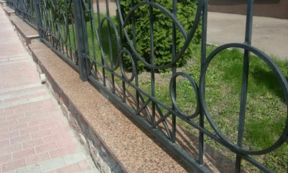 Облицювання фасадів та цоколів гранітом