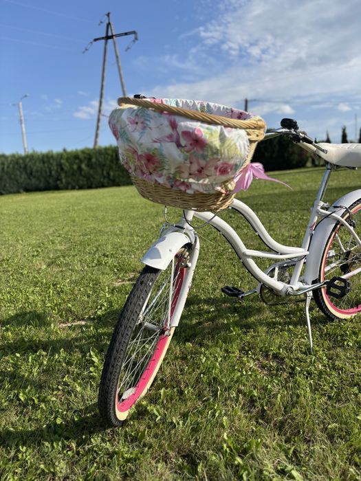 Piekny bialo -rozowy rower