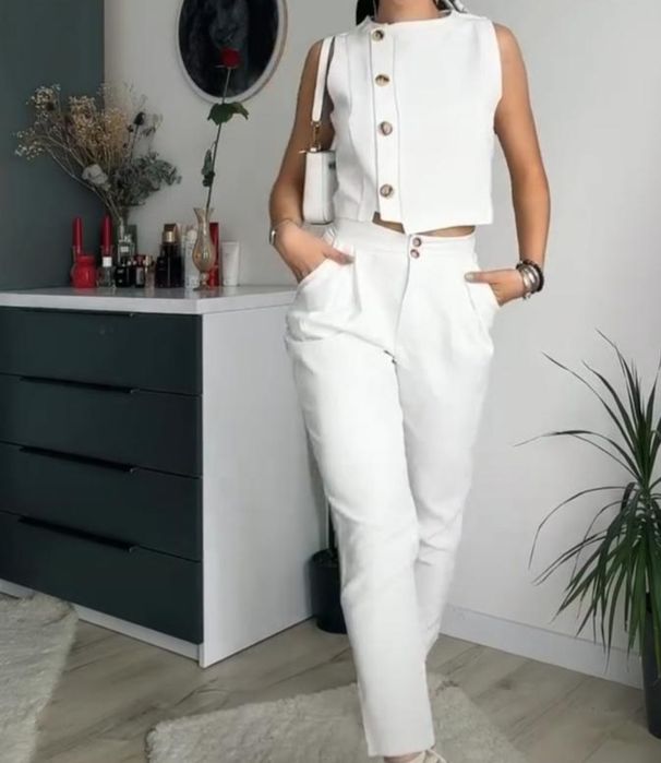Брючний жіночої костюм