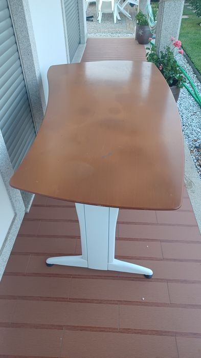 Mesa em cerejeira