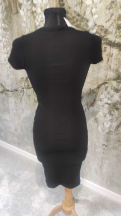Czarna sukienka z krótkim rękawem