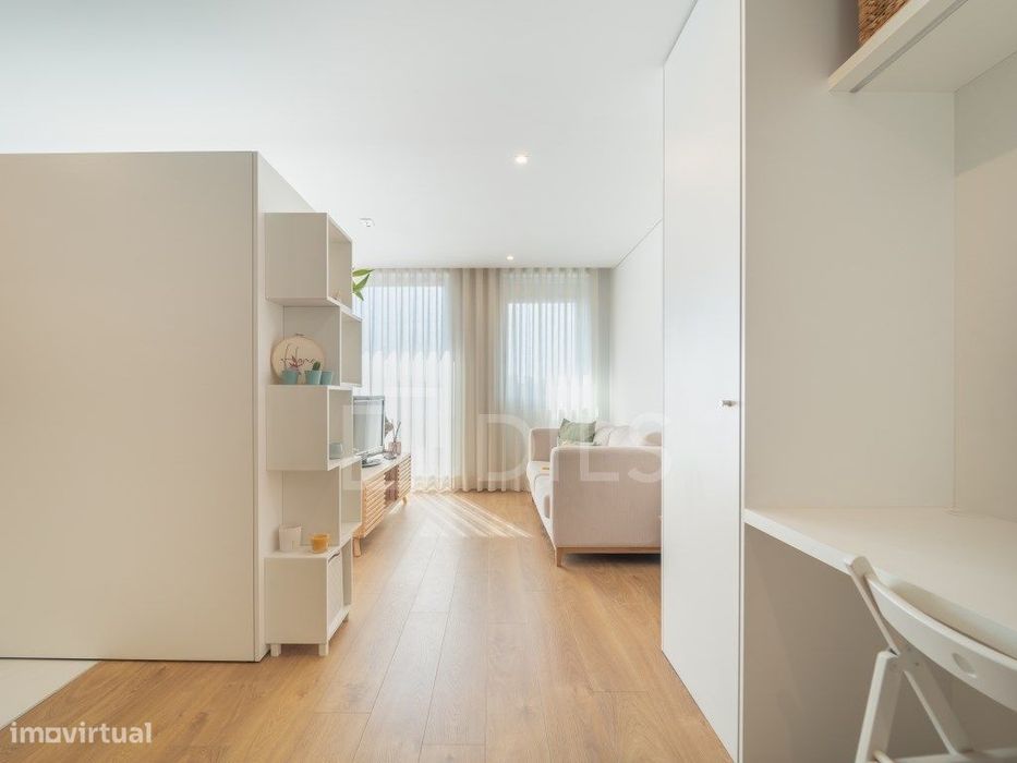Apartamento T0 com varanda, garagem e arrumos em Matosinhos