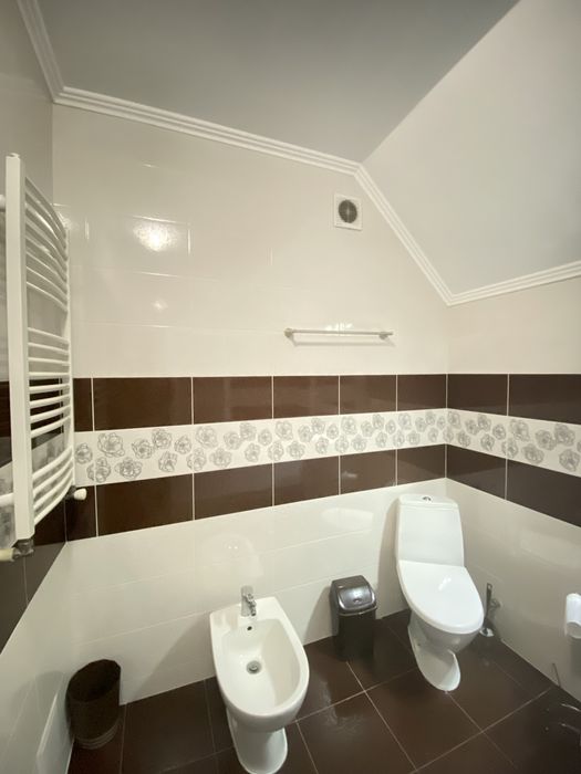 Просторий будинок з ремонтом, меблями та зручним розташуванням