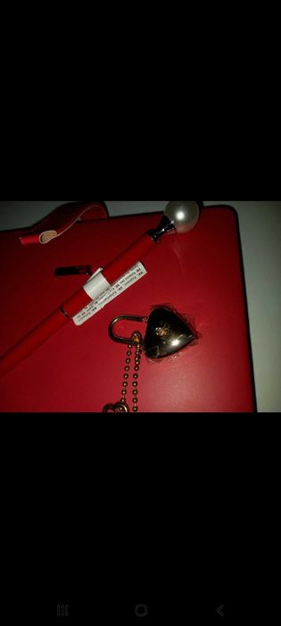 Diário vermelho com caneta, Flying Tiger