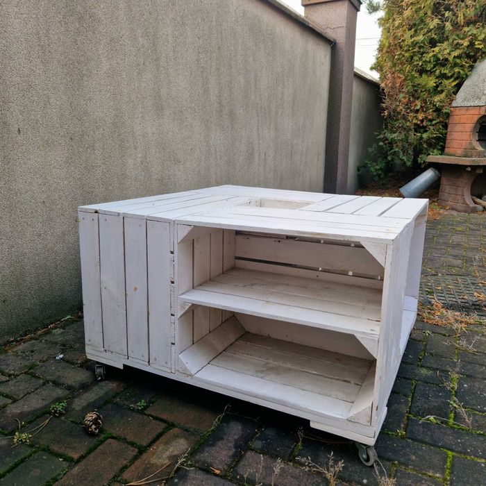 Biały drewniany stolik kawowy na kółkach - na taras, do ogrodu, loft