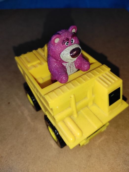Miś Tuliś z filmu Toy Story w żółtym autku.
Zabawka kompletna, sprawna