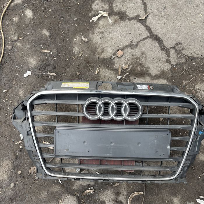 Решітка передньго бампера(радіотара) Audi A3 V8 2012-2016 роки