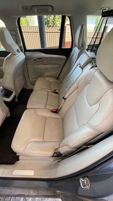 Автомобиль Volvo XC90