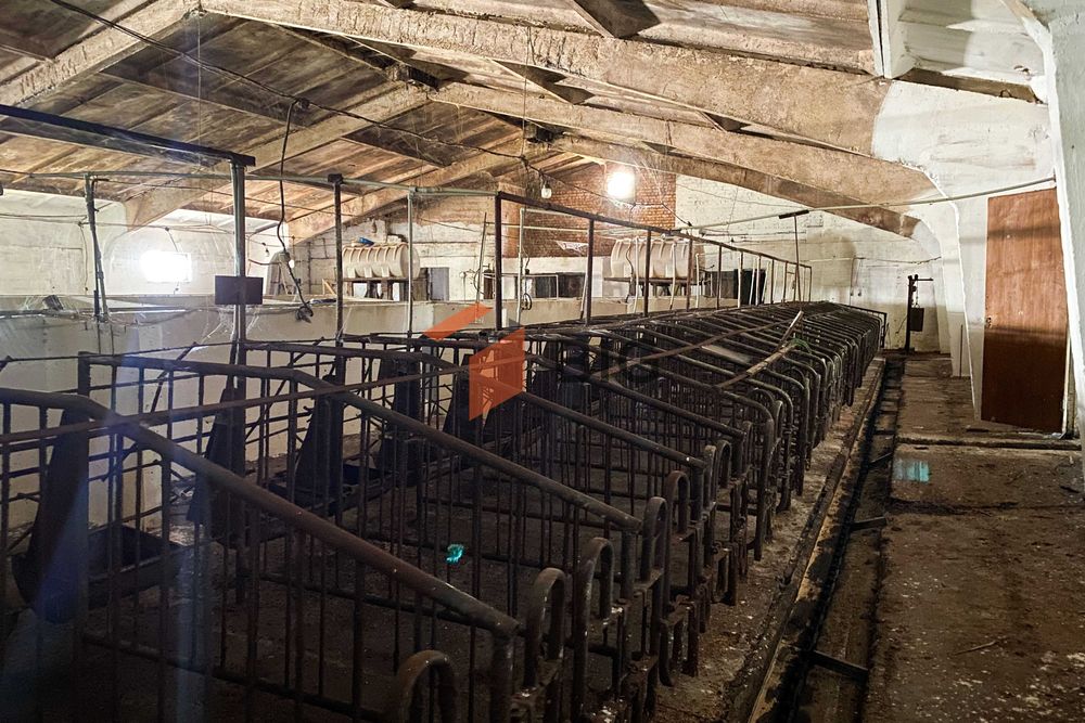 Продається цегляна будівля з повною інфраструктурою